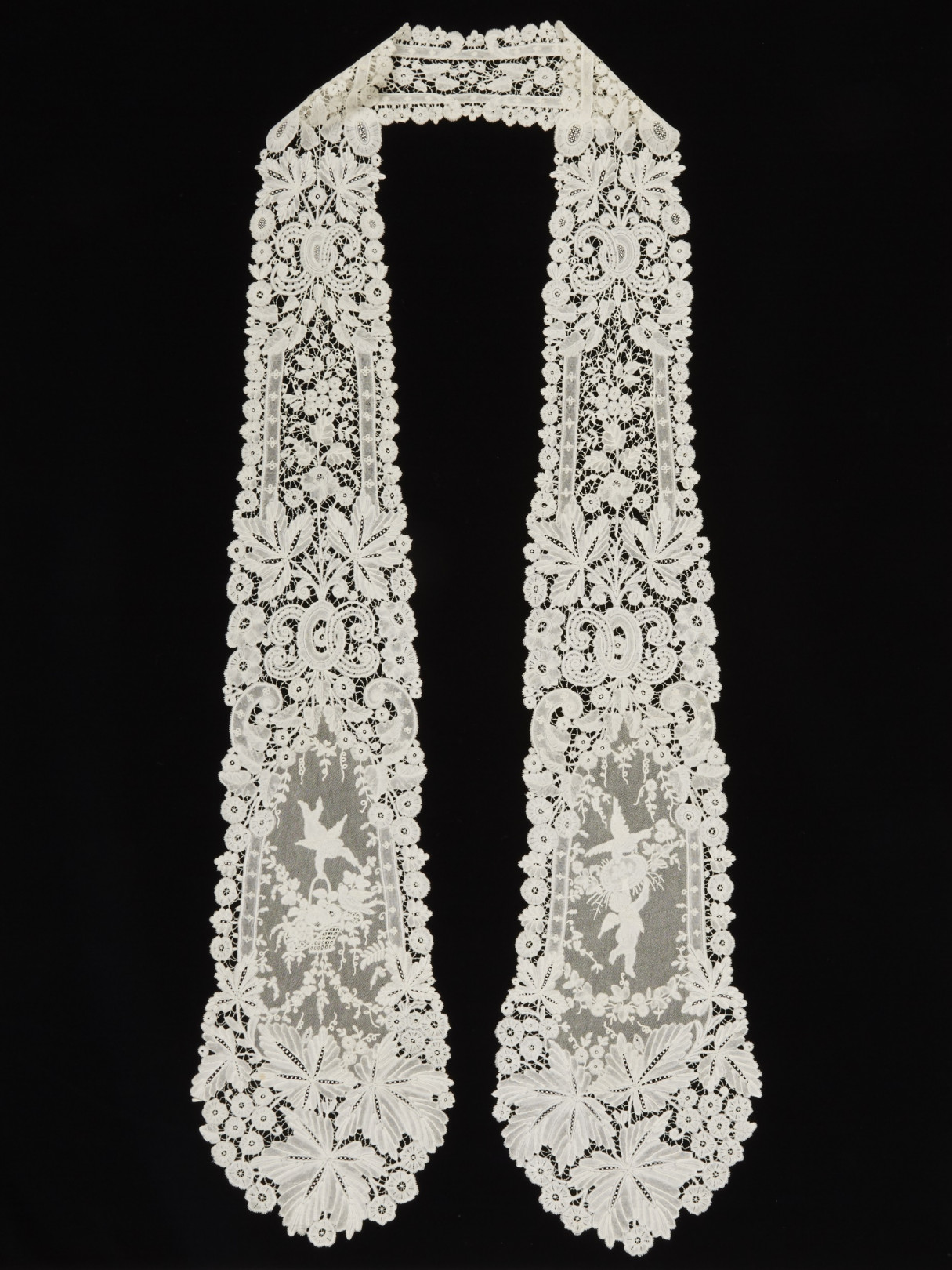 Lace Rustique An antique lace exhibition is currently being held at the Shibuya Shoto ...