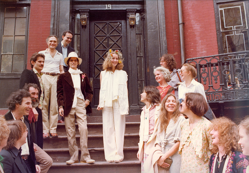 ゴードン・マッタ=クラーク（中央左）とジェイン・クロウフォードの結婚を祝う友人たちとともに 1978年