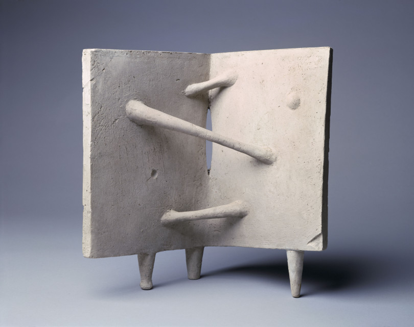 イサム・ノグチ《二枚の板の愛》1950年 陶（瀬戸） イサム・ノグチ庭園美術館（ニューヨーク）蔵
