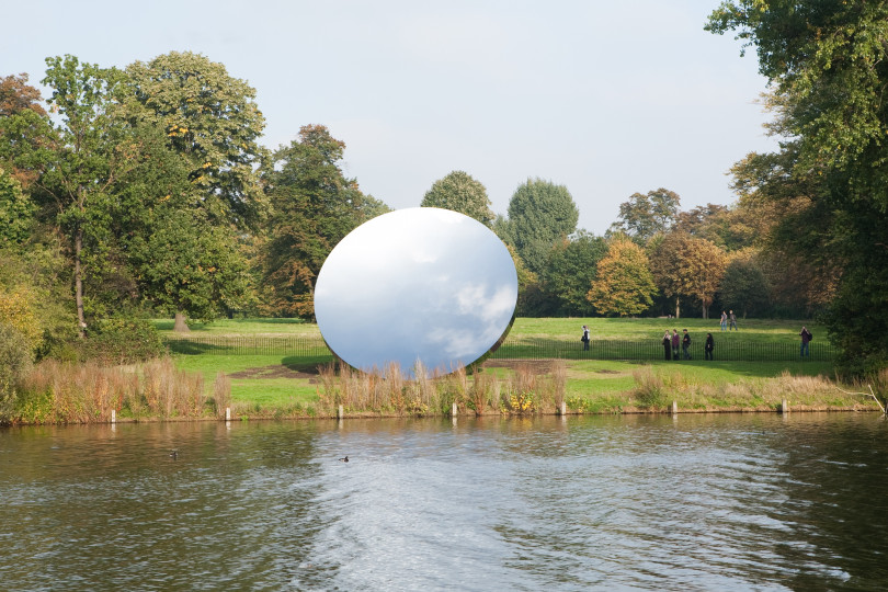 「Sky Mirror」2006 Stainless steel Diameter 10 m  Photo: Tim Mitchell ©Anish Kapoor,2018