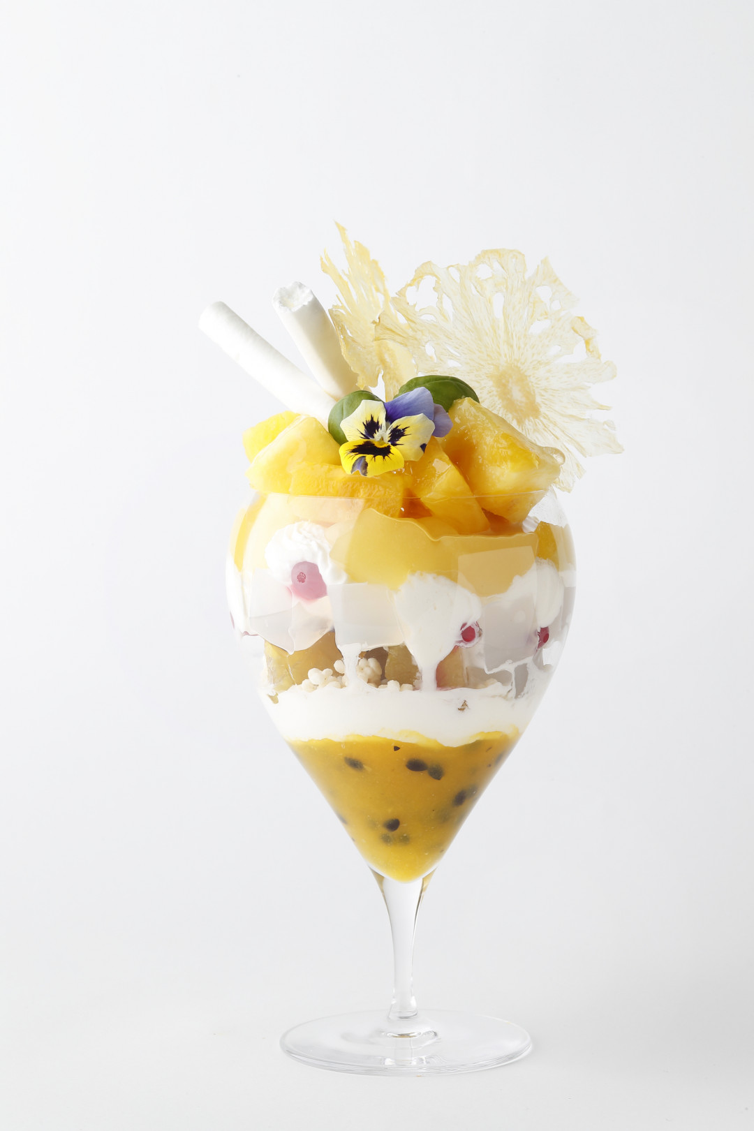 「真夏のトロピカルパフェ!」（税込1,800円 / カフェセット 税込2,300円）