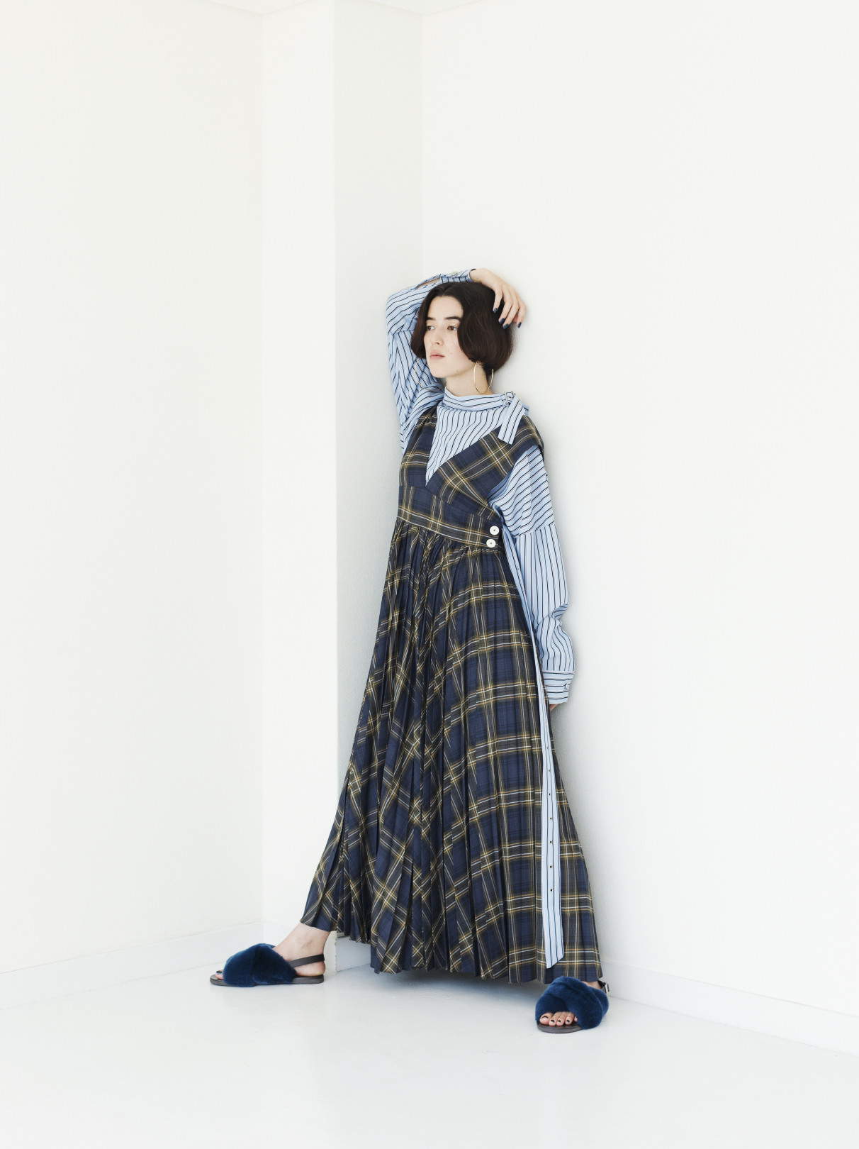 ストライプワンピース 7万1,000円（Tibi）：日・銀、チェックワンピース 5万6,000円（CURRENTAGE）※9月上旬発売予定：銀 /ニューヨークランウェイ、その他スタイリスト私物