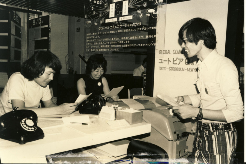 《ユートピア Q & A 1981》1971 （企画：E.A.T.） 東京ターミナル会場風景より E.A.T.東京メンバー （左から）：小林はくどう、中谷芙二子、森岡侑士