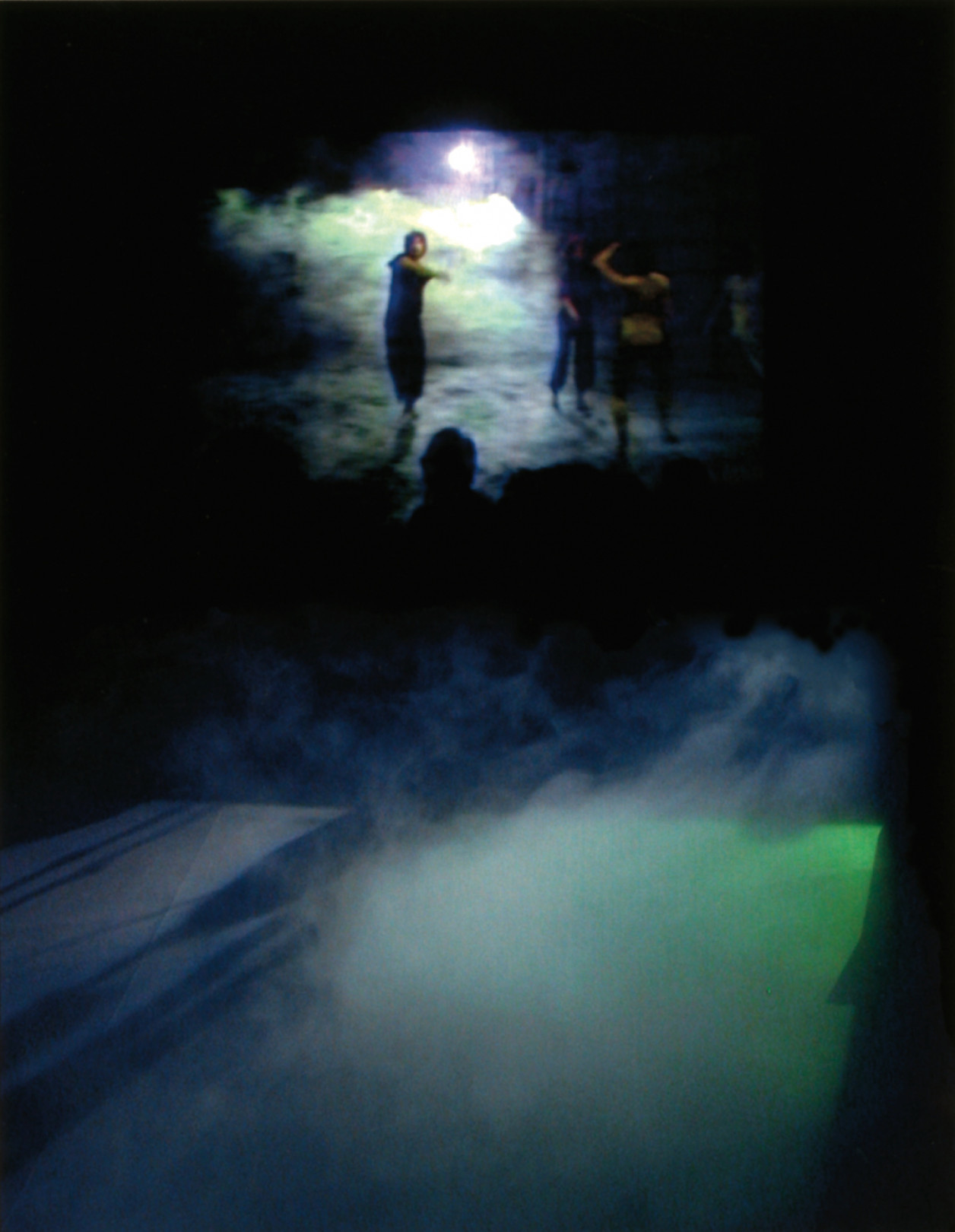 《オパール・ループ／雲 》フォグスクリーン・インスタレーション, #74490, 2002（参考図版） 「E.A.T.─芸術と技術の実験」（NTTインターコミュニケーション・センター[ICC]）展示風景より コラボレーション：トリシャ・ブラウン（コレオグラフィ）