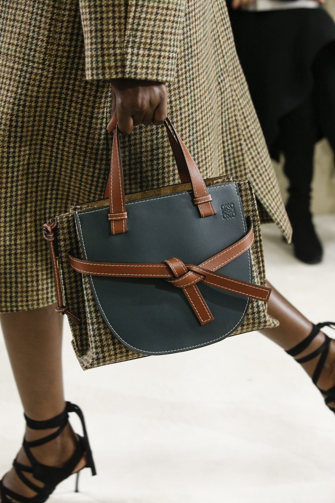 ロエベ（LOEWE）の「ゲート」バッグに、今秋新たなサイズ、フォルム、素材、カラーがラインアップ。