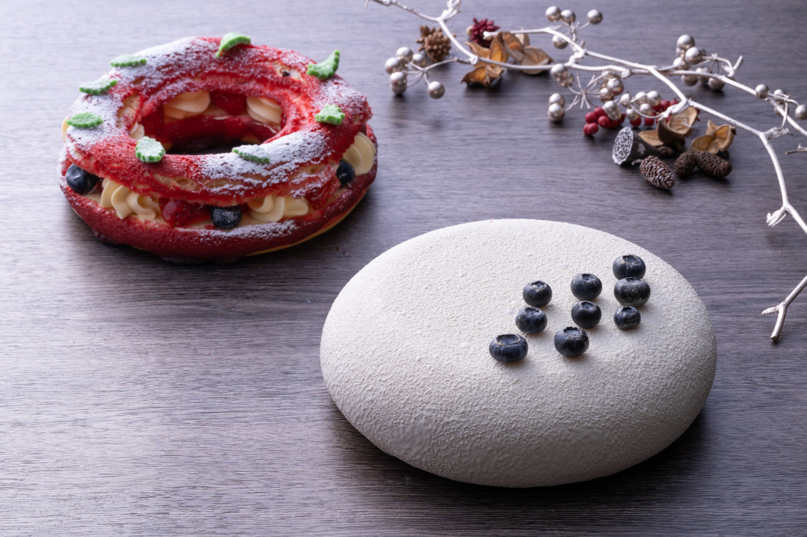 コンラッド大阪のクリスマスケーキが登場、真っ白なチョコムースとリースをイメージしたパリ・ブレスト GOURMET