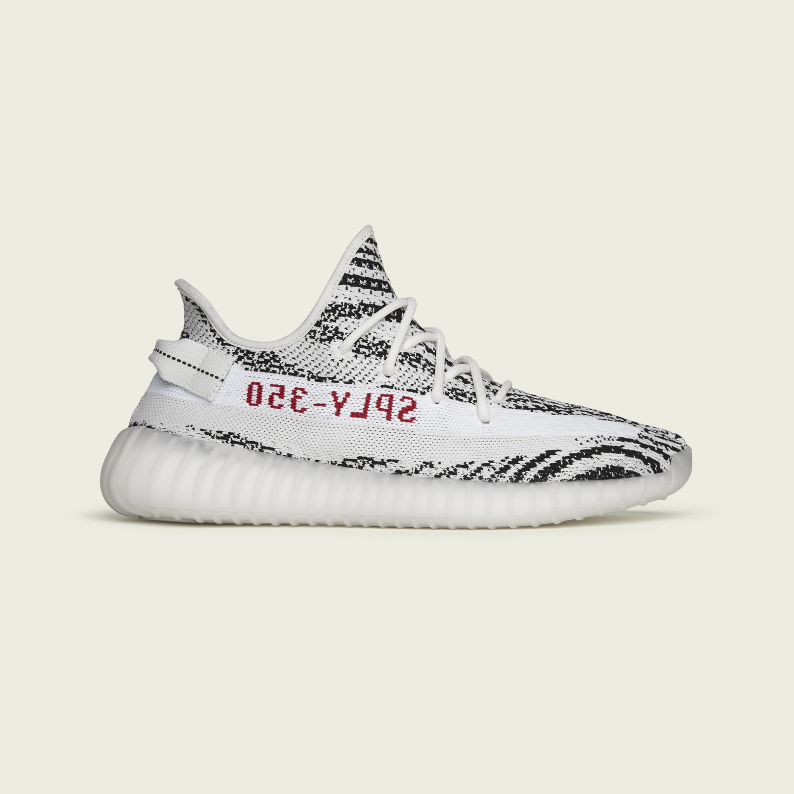 「YEEZY BOOST 350 V2 White/Core Black/Red」（2万8,000円）