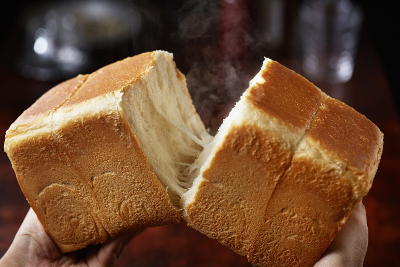 極美“ナチュラル”食パン（2斤サイズ 833円、28mmスタイル 259円）