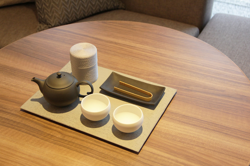 「ティー＆バー（TEA&BAR）」で提供しているものと同じオリジナルブレンドの日本茶を各部屋に用意
