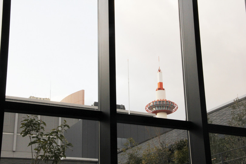「メゾネット・スイート」の窓からは京都タワーを臨むことができる