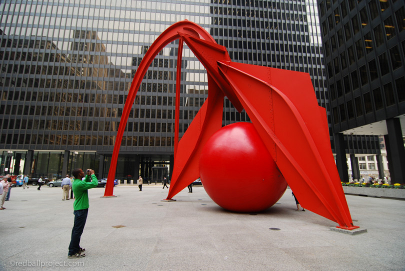 《レッドボール・プロジェクト》シカゴでの展示風景