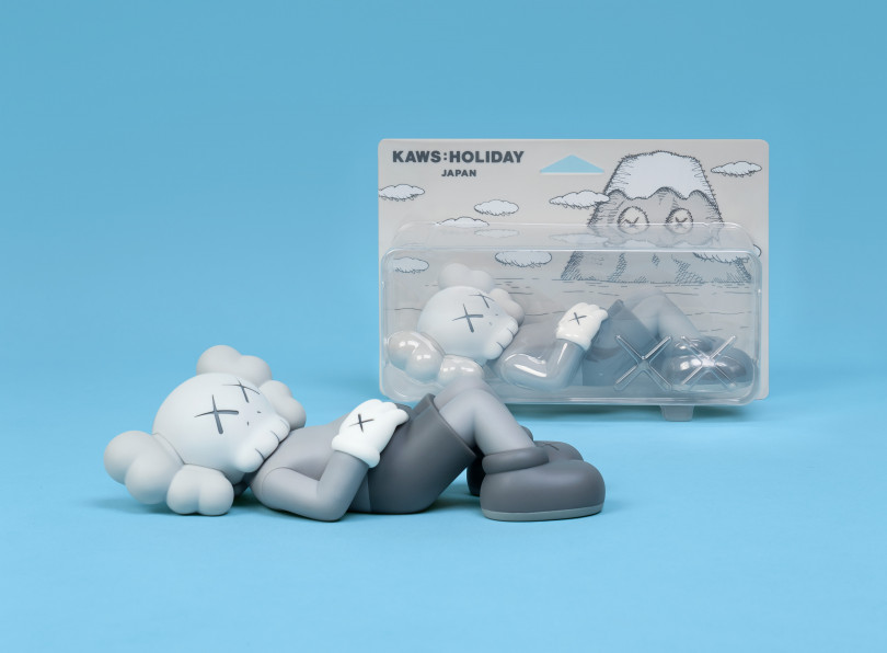 「KAWS:HOLIDAY JAPAN 9.5インチ ビニールフィギュア」グレー（約24cm 各2万1,700円）