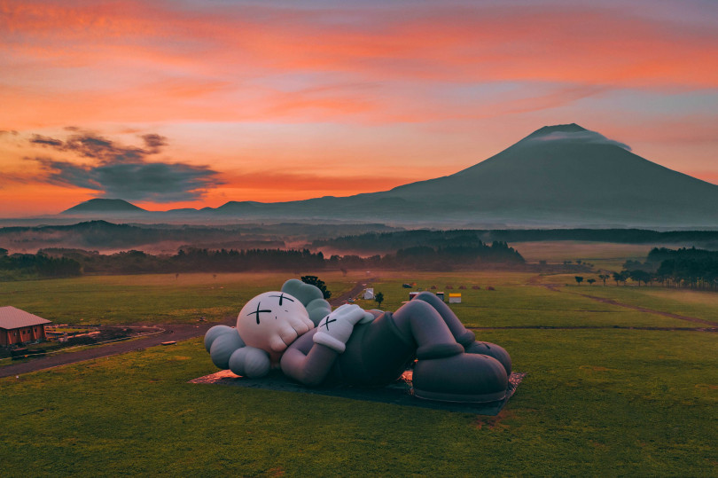 KAWSの全長40メートル巨大フィギュアがついに日本へ! 富士山麓のキャンプ場で展示イベント開催