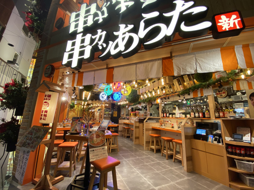 「串カツあらた」渋谷パルコ店では、ジャパニズム、歌舞伎や近未来的な要素を取り入れた空間