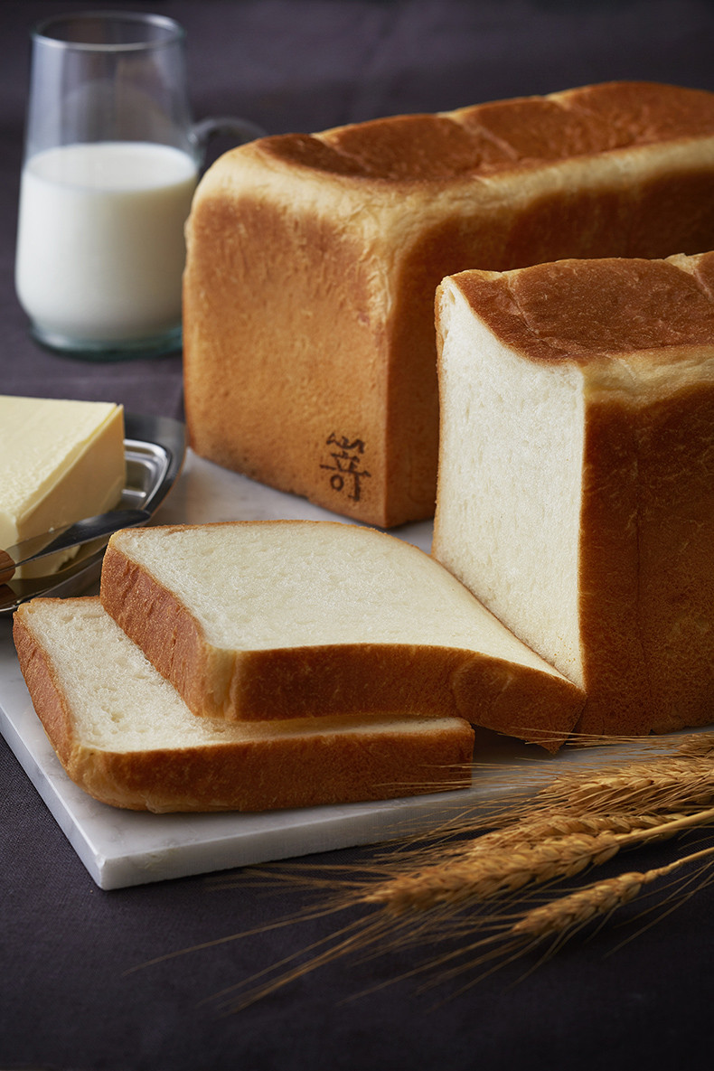 看板商品の食パン「極生“ミルクバター”」 2斤サイズ（880円）、28mmスタイル（278円）