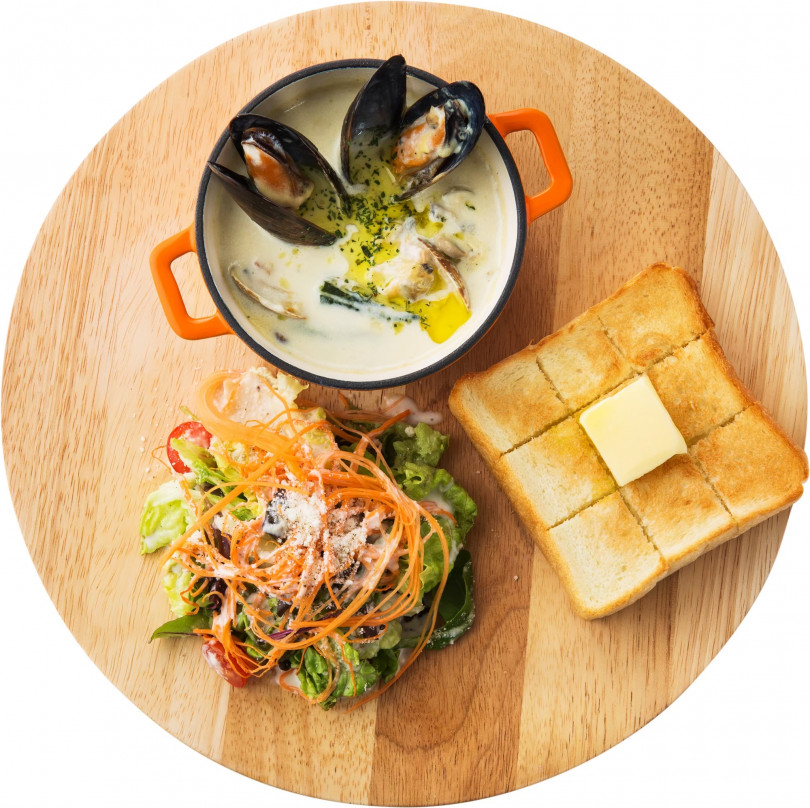 併設のカフェで楽しめる「スーププレート‐ムール貝とあさりのクラムチャウダー」（1,364円）