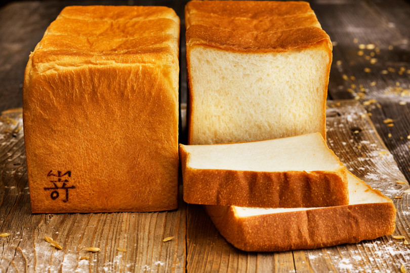 看板商品の食パンの1つ「極美“ナチュラル”」 2斤サイズ（833円）、28mmスタイル（259円）