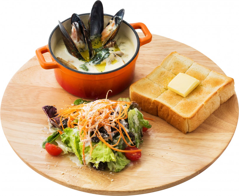 併設のカフェで楽しめる「スーププレート‐ムール貝とあさりのクラムチャウダー」（1,364円）