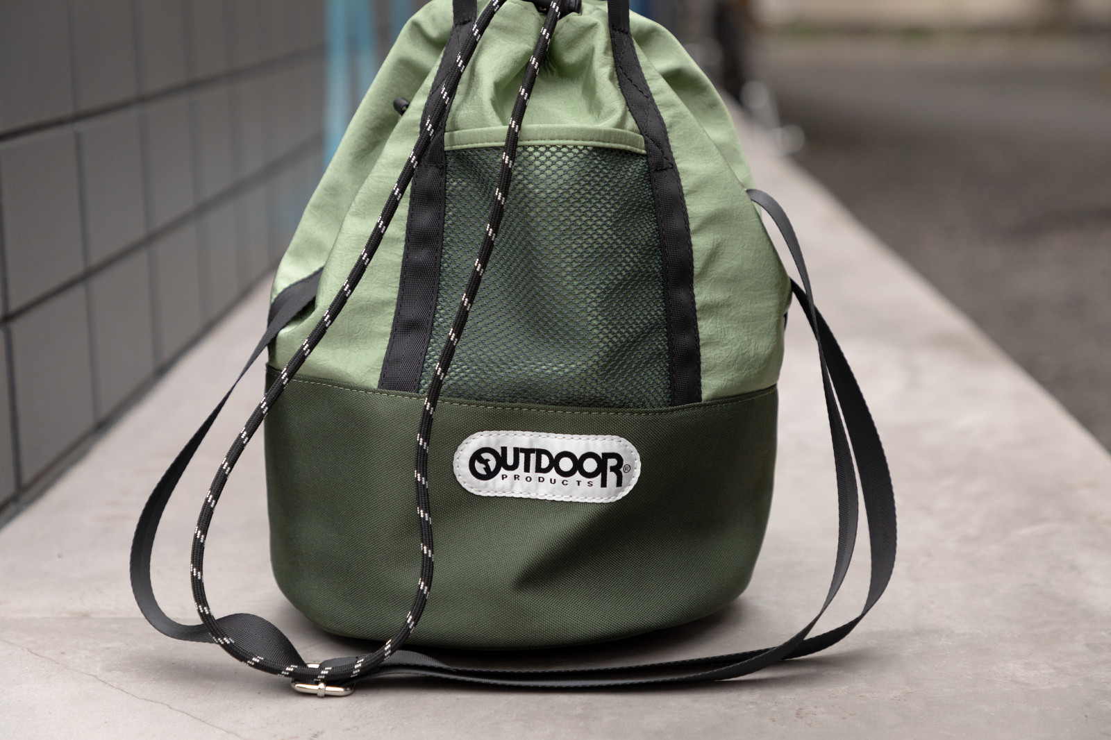 OUTDOOR PRODUCTSのROSE BUD別注バッグはショルダー＆トートとして2通りの使い方が楽しめる巾着タイプ | FASHION