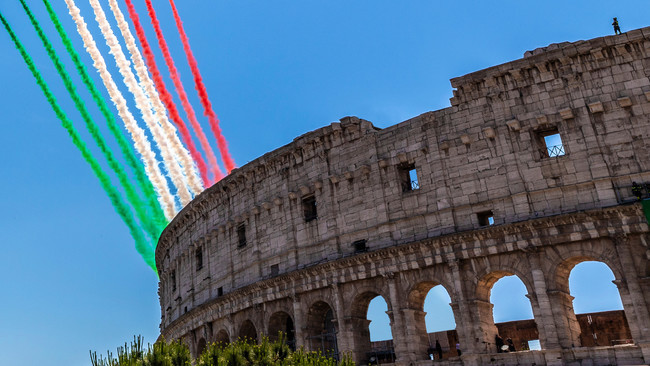 2020年6月2日のイタリア共和国建国記念日にはチームが描く三色旗がローマ上空に