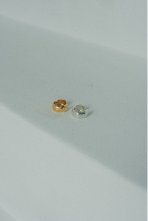 CLANE×TEN. EAR COMBI PLUMP RING （左）GOLD/素材：シルバー925に18金メッキ 1万5,400円 （右）SILVER/素材：シルバー925 1万3,200円