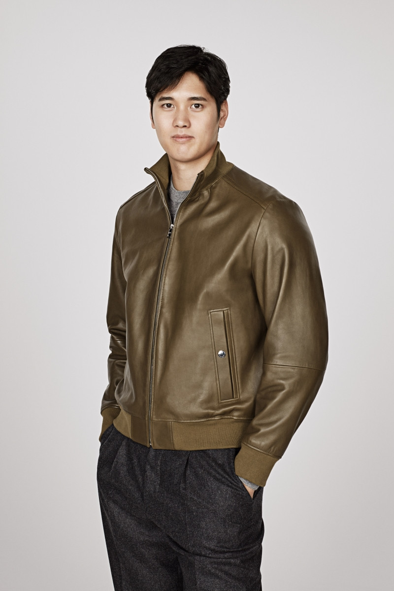 秋冬コレクションのレザーボンバージャケットを纏う大谷翔平選手