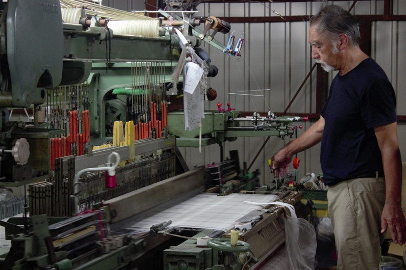 古くから養蚕と織物業が盛んで「桑都」とよばれていた八王子で100年以上続く織物工場「澤井織物工場」