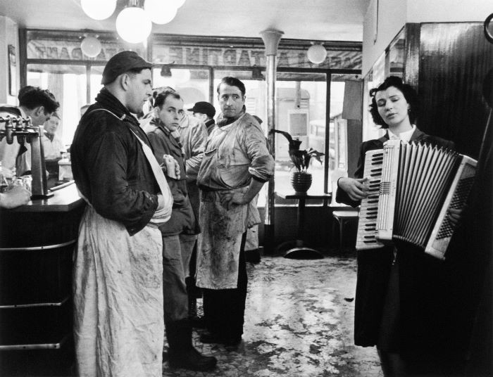 ロベール・ドアノー ≪音楽好きの肉屋≫ パリ 1953年2月 ゼラチン・シルバー・プリント