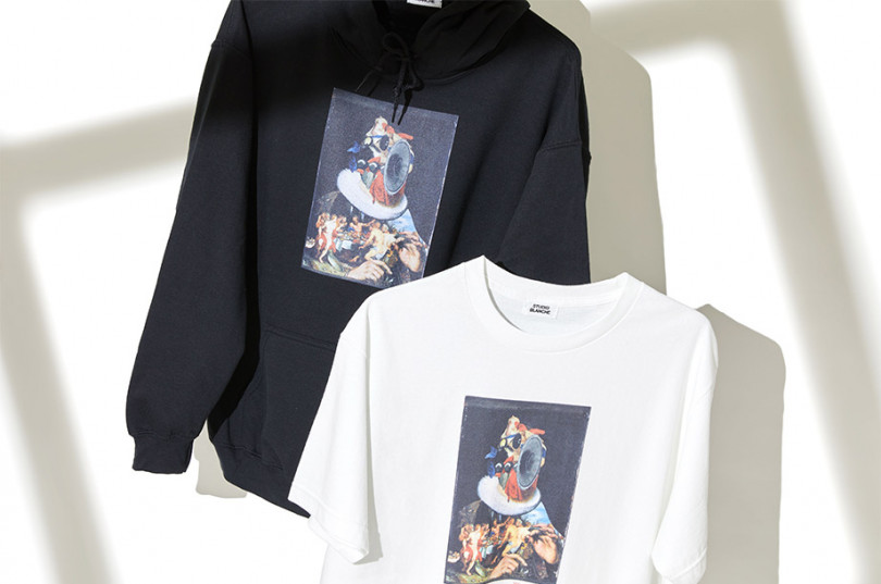 〈Studio Blanche/スタジオブランシュ〉（上）フードパーカー 1万3,200円、（下）Tシャツ 8,030円（税込）