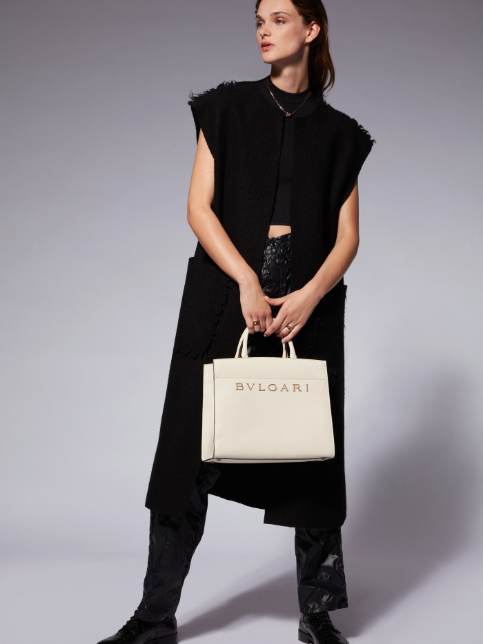 「ブルガリ ロゴ」コレクションから新作バッグが日本先行で登場。アイボリーオパールカラーが知的な印象に | PHOTO(2/4