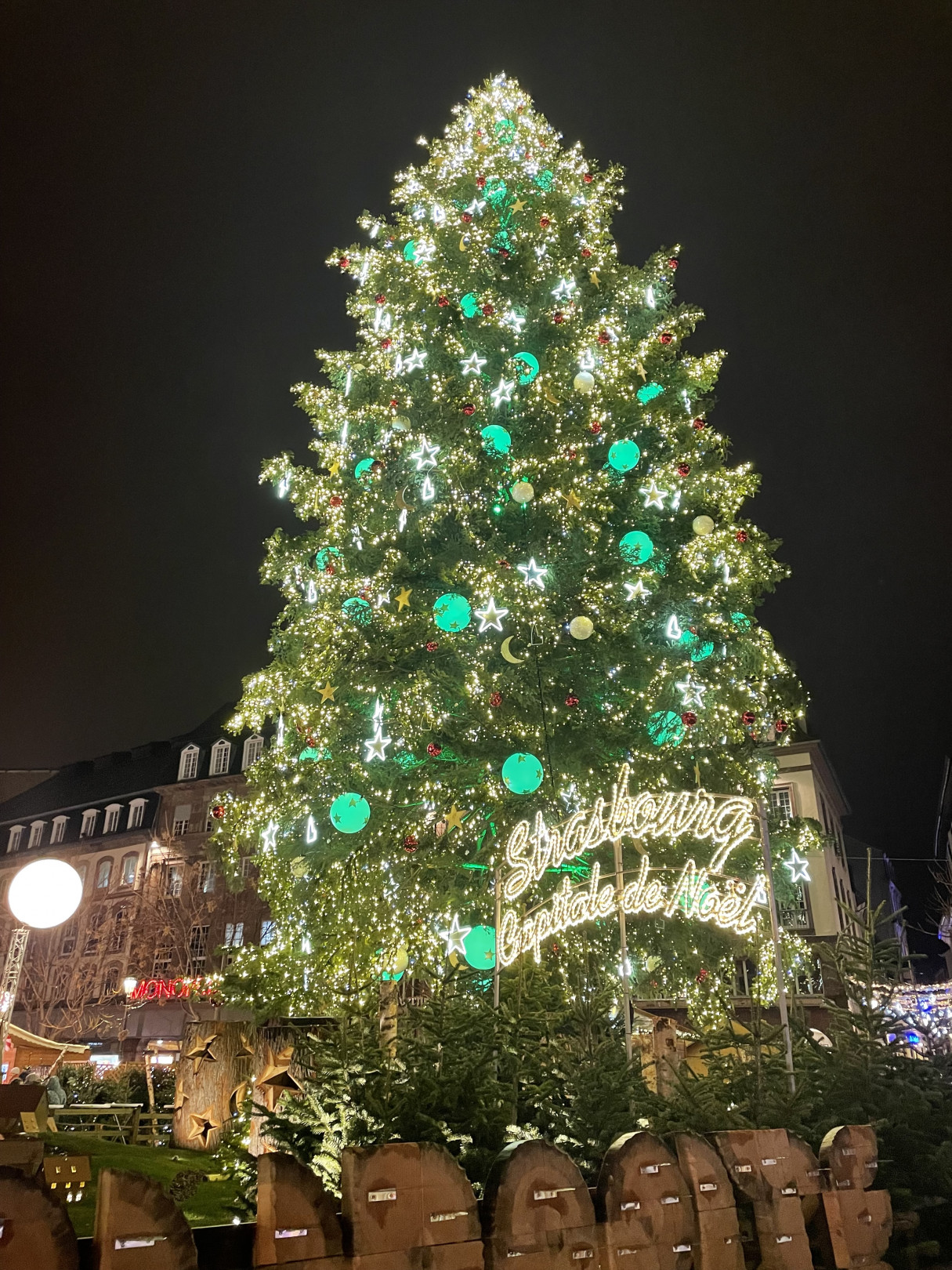 クレベール広場にある、巨大なクリスマスツリー