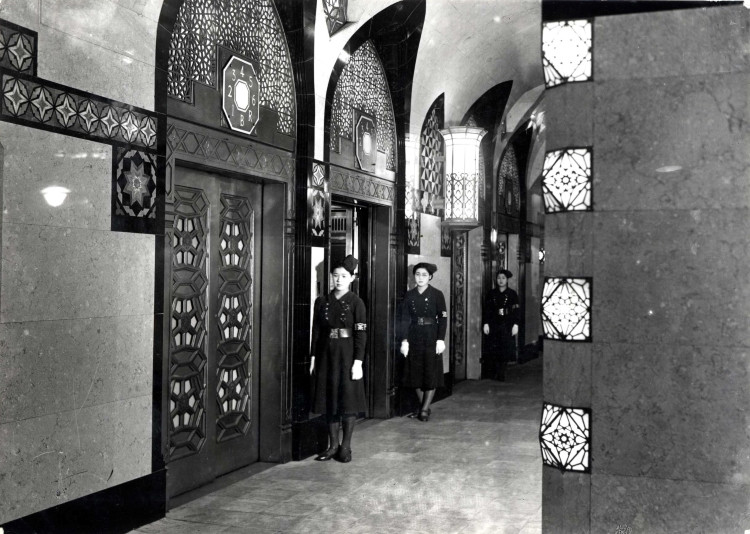 大丸心斎橋店1階エレベーター（1933年、提供：J.フロントリテイリング史料館）