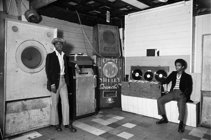 世界倉庫で行われるデニス・モリス展 Count Shelly sound system © Dennis Morris