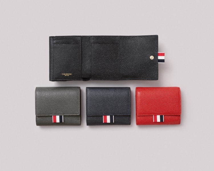 トム ブラウンから日本限定の財布3型が登場、新色のネイビーとレッドも