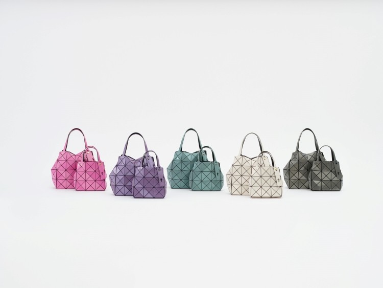 CARAT Handbag 4万6,200円(H230×W230×D115) Small Handbag 3万3,000円(H170×W175×D55)