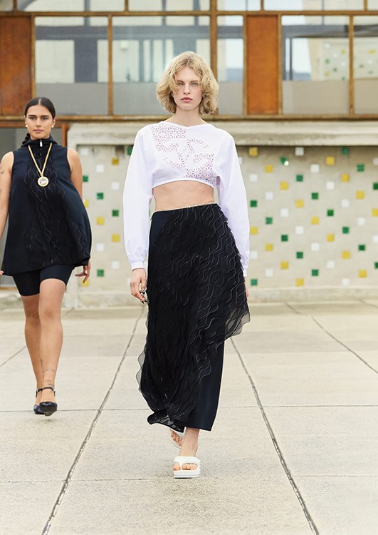 ルック】シャネルがマルセイユで2024-25年クルーズ コレクションを発表