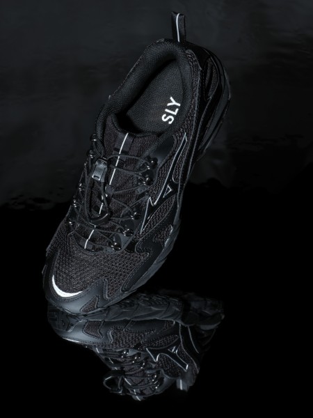 モードに映えるスポーツの機能美。MIZUNO×SLYが放つ、漆黒の「WAVE