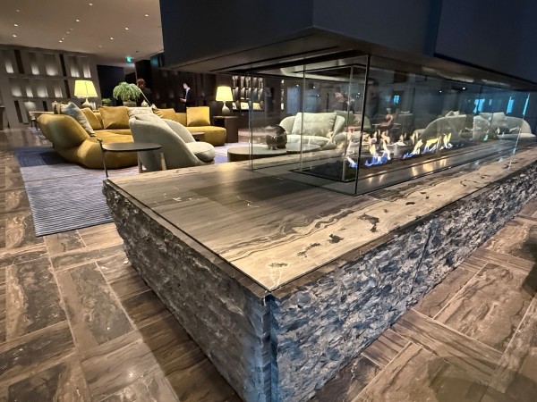 静寂と洗練が交わる天空のサンクチュアリ──「JWマリオット・ホテル