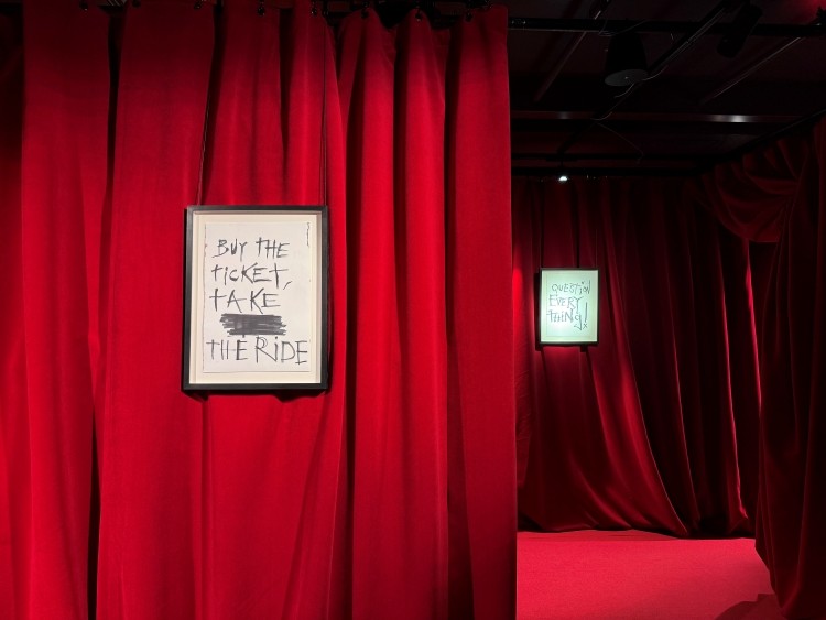 ジョニー・デップの創造的宇宙へ──没入型アート展「A Bunch of Stuff