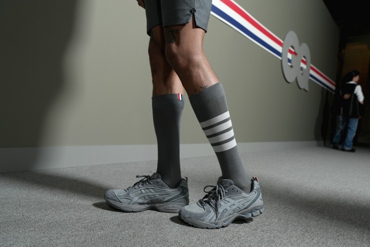 トム ブラウンがアシックスとの初コラボスニーカーを発表。GEL-KAYANO
