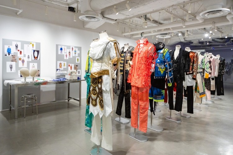 Kis-My-Ft2の15年を“衣装”で辿る展覧会「Kis-My-Ft2: The Couture