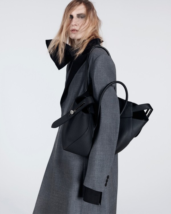 sacai、新たなアイコン「Lock Bag」を発売──ドアロックの構造から